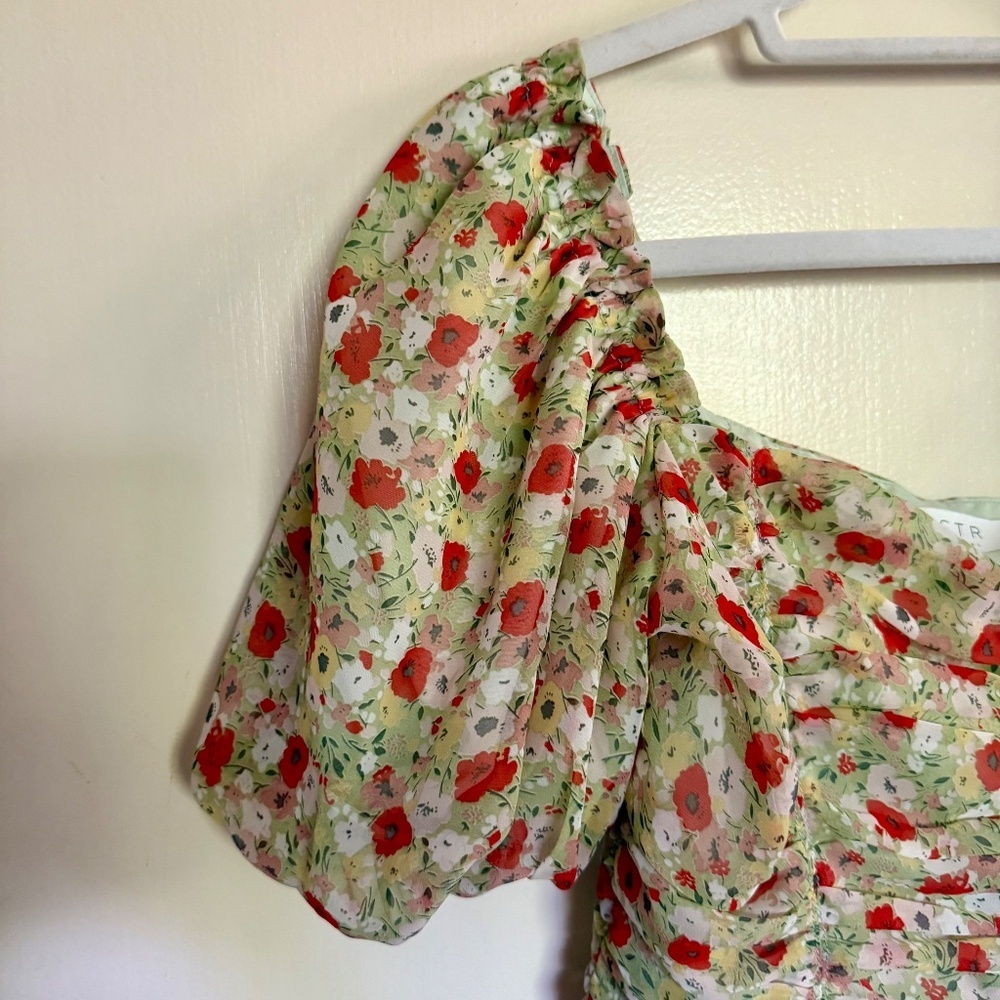 ASTR The Label Floral Tenley Ruched‎ Top Short Puff Sleeves Size Medium - Picture 4 of 12